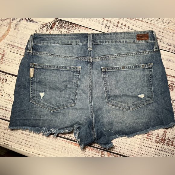 Paige Daryn denim jean shorts in the Izza Deconstructed wash. Size 30. - Picture 2 of 10